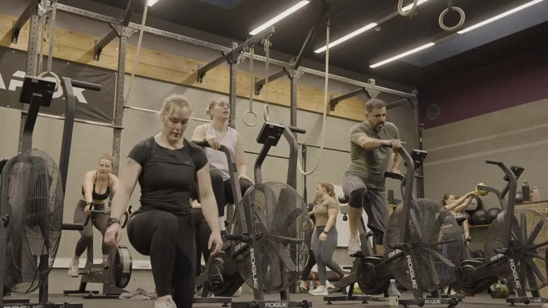 Medlemmer til holdtræning på Rogue Echo airbikes hos Trinity Training