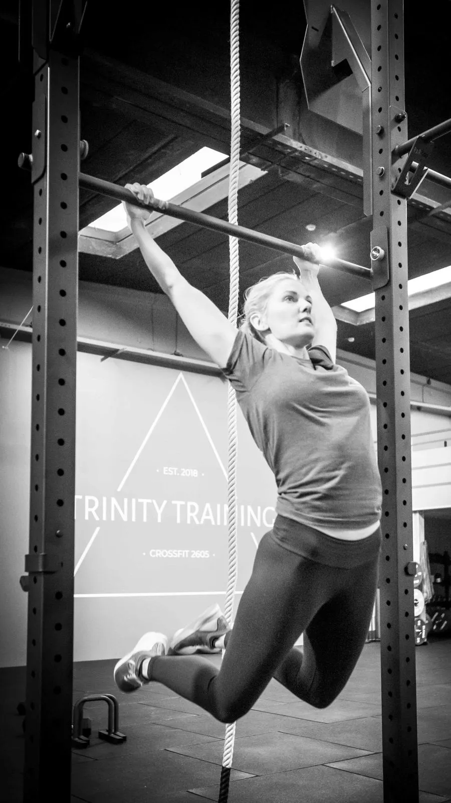 Medlem træner pull-ups i riggen