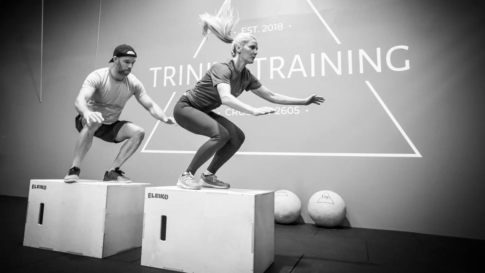 To medlemmer laver box jumps på Eleiko plyo-kasser til holdtræning
